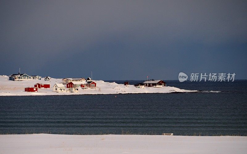 冬季峡湾岸边的村庄- 1